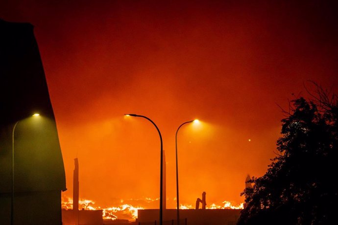 Incendio de una nave industrial, el 13 de abril de 2021, en Seseña Nuevo, Toledo, Castilla- La Mancha, (España). 