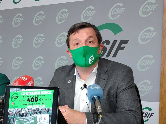 El presidente de CSIF Extremadura, Benito Román, en una rueda de prensa.