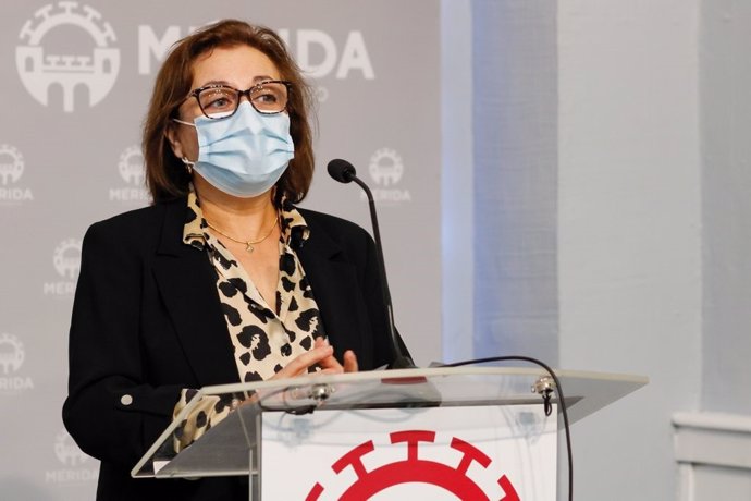 La delegada de Servicios Sociales, Catalina Alarcón, en rueda de prensa en mérida