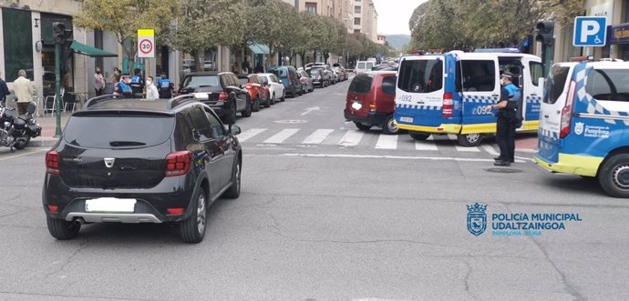 Actuación de la Policía Municipal de Pamplona en una calle de la ciudad