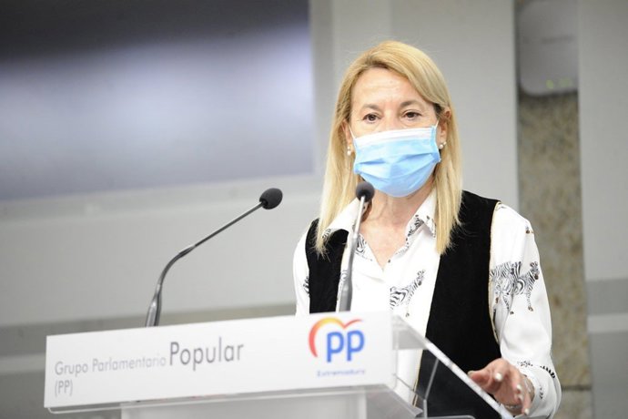 La portavoz de Sanidad del PP en la Asamblea de Extremadura, Elena Nevado, en rueda de prensa