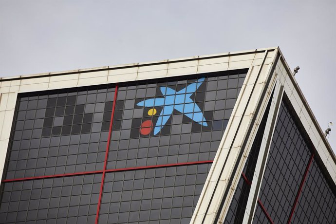 Arxiu - El logo de Caixabank a les torres Kio de Madrid.