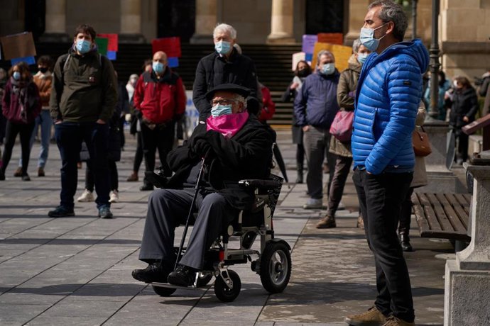 Un hombre mayor en silla de ruedas durante una manifestación en homenaje a los residentes fallecidos por coronavirus en el País Vasco.