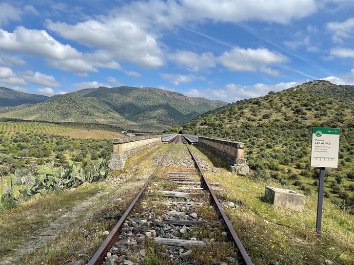 Una imagen de 'Camino de Hierro', una antigua vía de tren reconvertida en ruta de senderismo entre Salamanca y Portuga.