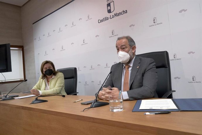 El rector de la ULCM, José Julián Garde, y la consejera de Educación, Cultura y Deportes, Rosa Ana Rodríguez, en rueda de prensa.
