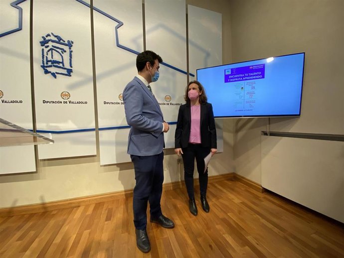 El diputado de Igualdad, David Esteban, y la presidenta de la asociación Vallalexia, Ana Sobrino.