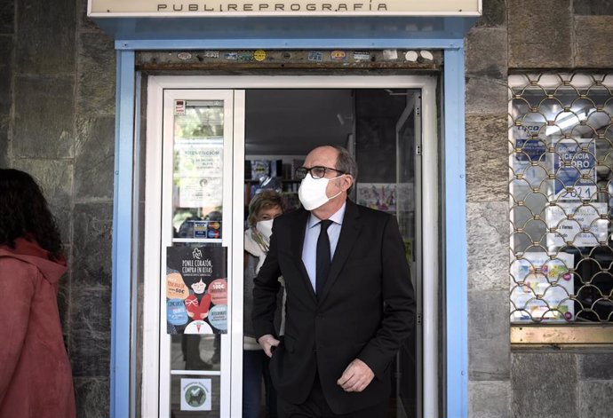 El candidato del PSOE a la Presidencia de la Comunidad de Madrid, Ángel Gabilondo, visita la localidad de Rivas-Vaciamadrid