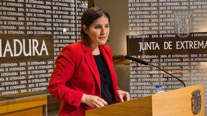 La portavoz de la Junta de Extremadura, Isabel Gil Rosiña, en rueda de prensa en Mérida