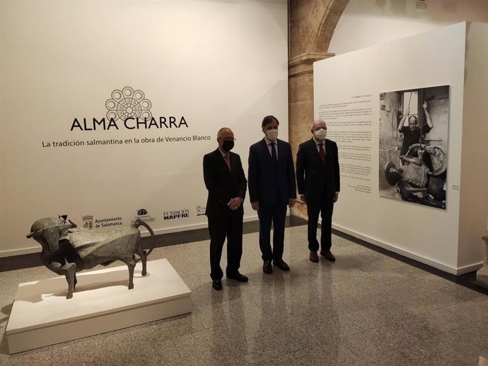 El presidente de Fundación Venancio Blanco, Francisco Blanco, el director general de Fundación Mapfre, Julio Domingo, y el alcalde de Salamanca, Carlos García Carbayo, de izquierda a derecha, en la exposición 'Alma charra'.