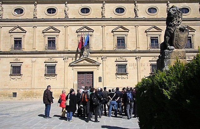 Archivo - Turistas ante el Palacio Vázquez de Molina, en Úbeda.