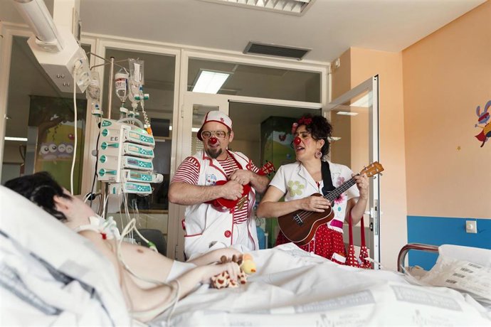 Archivo - Visita de Payasospital a un paciente, en imagen tomada antes de la pandemia