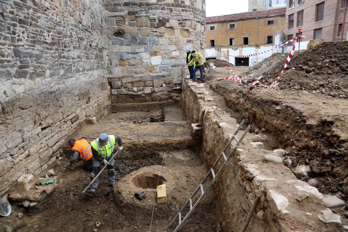 Excavaciones junto a la muralla de León.