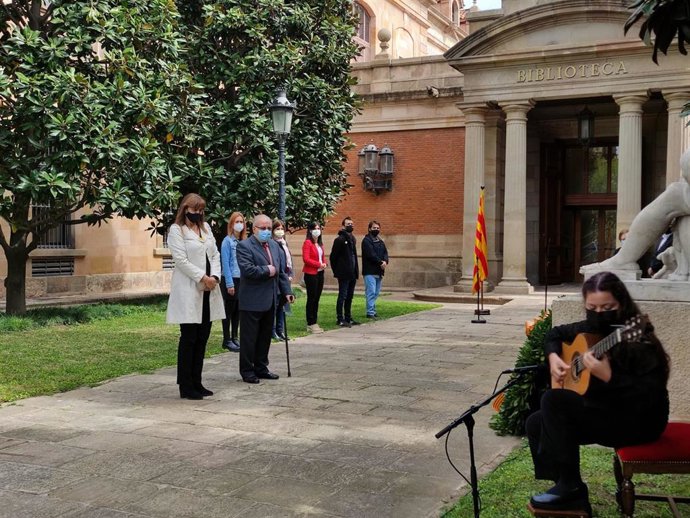 La presidenta del Parlament, Laura Borrs, y el presidente de la Associació pro Memria als Immolats per la Llibertat a Catalunya, Pere Fortuny, en el acto de homenaje de la Cámara catalana a los republicanos represaliados por el franquismo.