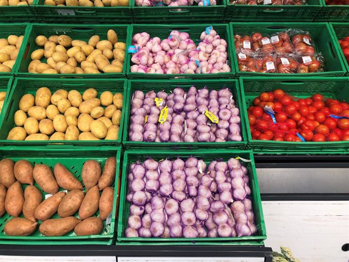 Archivo - Verduras en un supermercado.