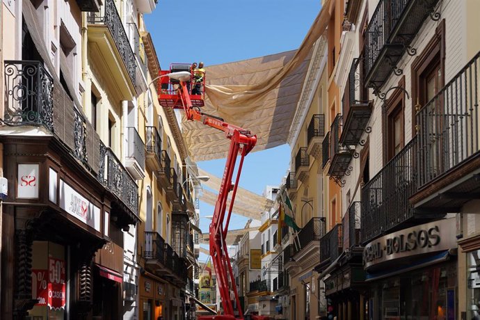 Archivo - Imagen de archivo de la colocación de los toldos en el centro de Sevilla desde Sierpes