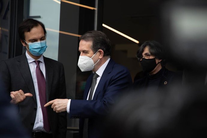 Archivo - El CEO de Zendal, Andrés Fernández (i); y el alcalde de Vigo y presidente de la FEMP, Abel Caballero, en las inmediaciones de la planta de Biofabri-Zendal, en O Porriño, Pontevedra, Galicia (España), a 25 de febrero de 2021. En Biofabri-Zendal