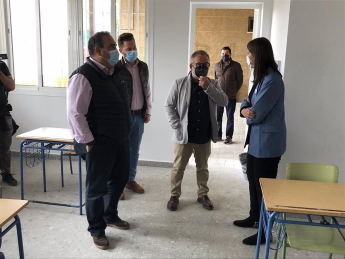 La delegada territorial de Educación  y Deporte, Mercedes García Paine, visita un instituto de la provincia