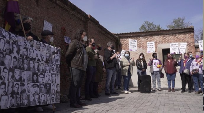 El candidato de Unidas Podemos a la Presidencia de la Comunidad de Madrid, Pablo Iglesias, junto a miembros de su lista y asociaciones por la Memoria Histórica homenajean a la II República y víctimas del franquismo en el cementerio de La Almudena