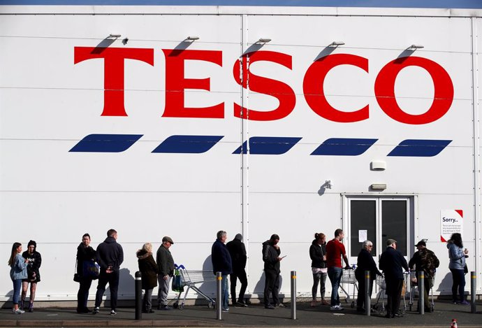 Archivo - 22 March 2020, England, Shropshire: People queue outside a Tesco Extra store. Tesco have announced their stores will now have a designated hour for NHS staff to shop during the coronavirus (COVID-19) outbreak. Photo: Nick Potts/PA Wire/dpa