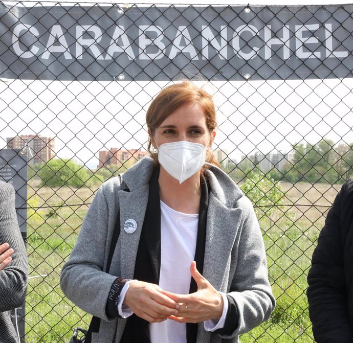 La candidata de Más Madrid a la Presidencia de la Comunidad de Madrid, Mónica García, durante una visita al solar donde estaba la antigua Cárcel de Carabanchel