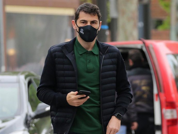 Iker Casillas, muy pendiente de su teléfono