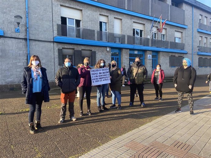La concejala de Ciudadanos Gijón Ana Isabel Menéndez participa en la concentración de protesta del colegio Santa Olaya