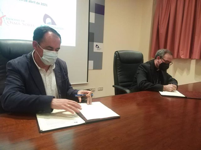 Benito Serrano (izda) y Abilio Martínez (dcha) firman el convenio de colaboración.