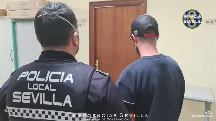 El detenido antes de entrar en el despacho de la juez