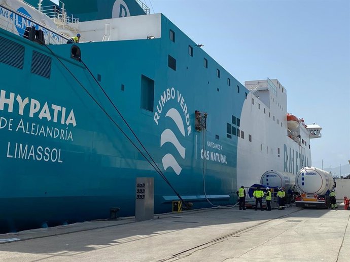 Camiones cisterna suministrando GNL desde el muelle de Costa