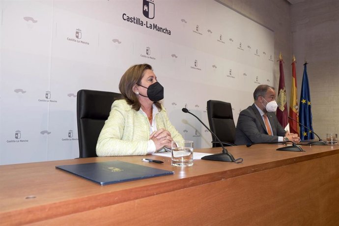 La Consejera De Educacin, Cultura Y Deportes, Rosa Ana Rodríguez, Y El Rector De La Universidad De Castilla-La Mancha, Julián Garde, Tras Firmar Un Convenio De Colaboración.