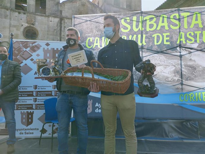 Subasta del Campanu 2021 en el exterior del Monasterio de Cornellana.