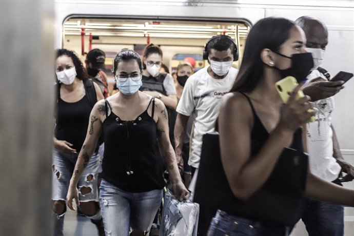 Passatgers en el metre de Sao Paulo amb mascarilla