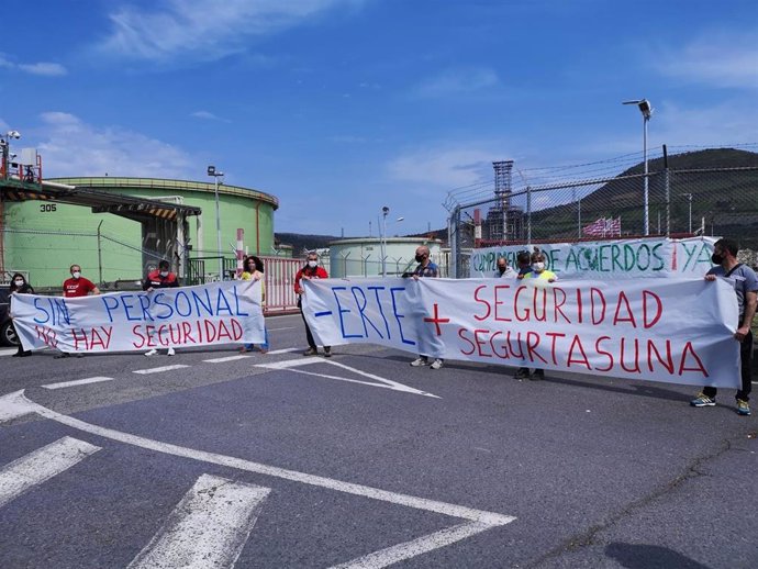 Manifestación en Muskiz (Bizkaia) de trabajadores de Petronor contra el ERTE (Archivo)