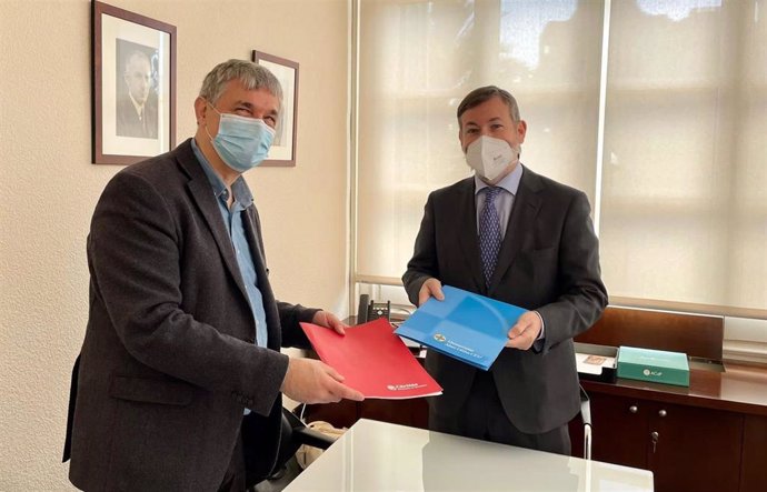 El director de Cáritas Diocesana de Barcelona, Salvador Busquets, y el rector de la UAO CEU, Rafael Rodríguez-Ponga, se han encargado de suscribir el documento.