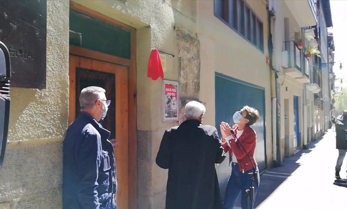 María Chivite y Jesús Santos descubren una placa que señaliza la antigua Casa del Pueblo como Lugar de Memoria Histórica