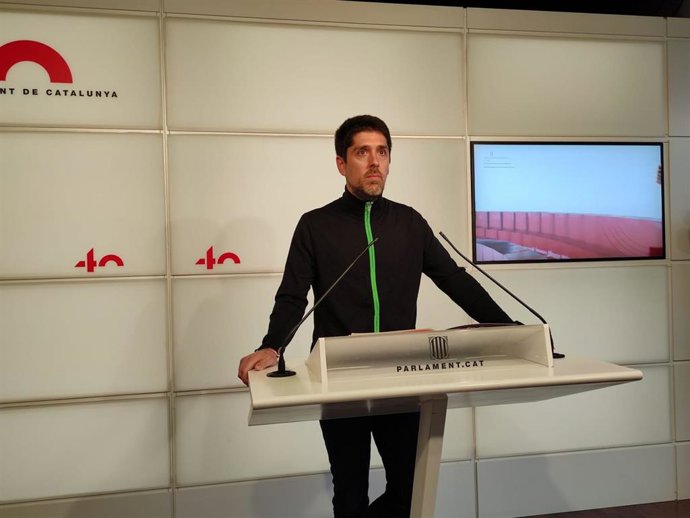 El portavoz de los comuns en el Parlament, David Cid, en rueda de prensa en el Parlament