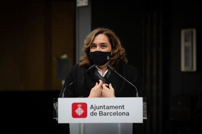 La alcaldesa de Barcelona, Ada Colau, responde a los medios en un acto donde han descubierto una placa donde vivió el escritor Jaime Gil de Biedma, a 14 de abril de 2021, en Barcelona, Catalunya, (España). 