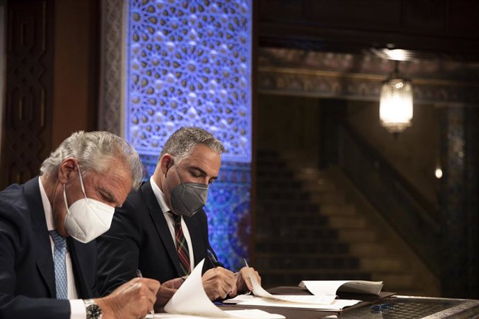 El consejero de la Presidencia, Administración Pública e Interior, y presidente de la Fundación Tres Culturas, Elías Bendodo (d), junto al presidente de la Federación de Comunidades Judías de España, Isaac Benzaquén, durante la firma un convenio de cola