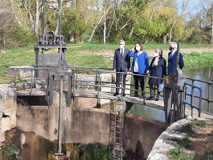 Izquierdo, Armisén y Danés en la esclusa 13 del Canal de Castilla. En Navero.