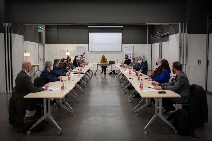 El teniente alcalde de Barcelona, Jaume Collboni (4d), durante una reunión en la segunda jornada de Barcelona reAct, a 14 de abril de 2021, en Barcelona, Catalunya, (España). Las jornadas de trabajo de Barcelona reAct tienen como objetivo relanzar l