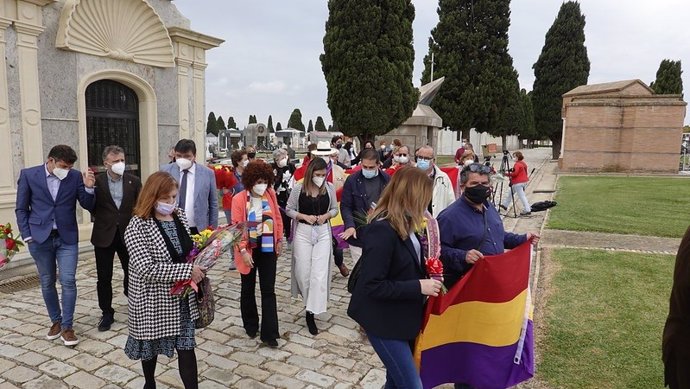 Acto del PSOE onubense en el cementerio para conmemorar el Día de la República.