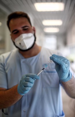 Un sanitario prepara una de las dosis de la vacuna Pzifer antes de suministrarla. Imagen de archivo.