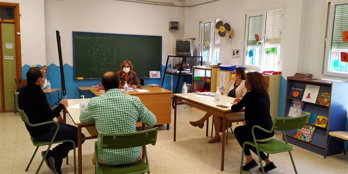 La delegada territorial de Educación y Deporte de la Junta de Andalucía en Córdoba, Inmaculada Troncoso, en su visita a la Escuela Infantil Vicente Nacarino de Palma del Río.