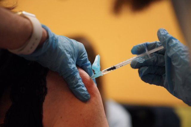 Una persona recibe la primera dosis de la vacuna de AstraZeneca contra la COVID-19 en Bilbao (archivo)