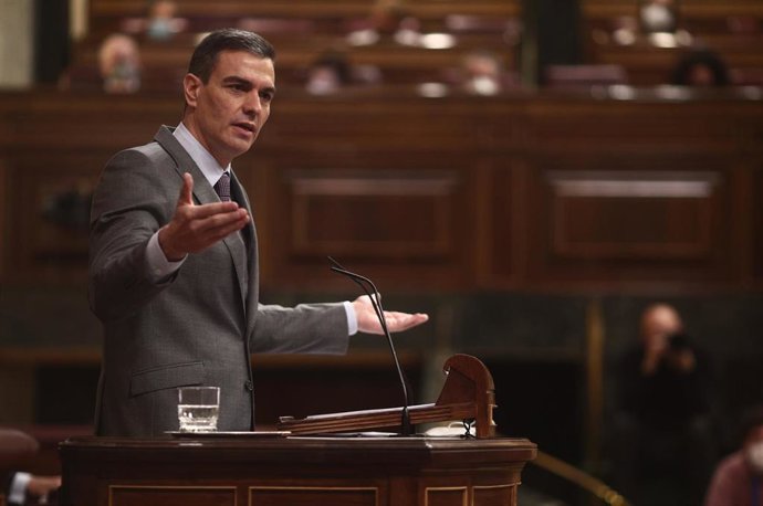 El presidente del Gobierno, Pedro Sánchez, interviene durante una sesión plenaria, a 14 de abril de 2021, en el Congreso de los Diputados, Madrid, (España)