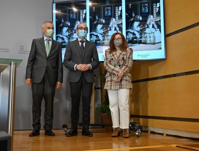 De izquierda a derecha: Fernando García, Javier Ortega y Ana Moreno presentan la exposición 'El Museo del Prado en las calles'.