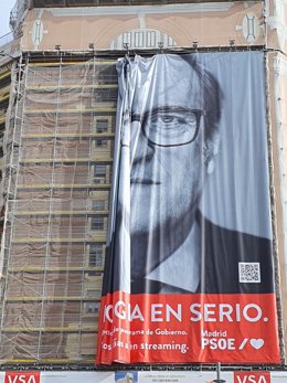 Retiran la lona del PSOE en Callao aunque el partido ya está colocando otra en la que llama a votar "masivamente"