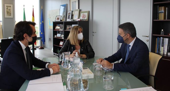 La consejera de Fomento, Infraestructuras y Ordenación del Territorio, Marifrán Carazo, se  reúne con el Comisionado para el Cambio Climático y Modelo Energético, Juan Manuel Muñoz.