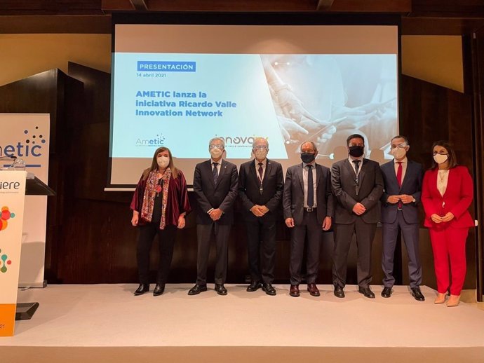 Presentación de la red de innovación nacional de Ametic en presencia de Teresa Riesgo (1 por la izquierda), secretaria general de Innovación,  Francisco de la Torre, alcalde de Málaga (3i) y el presidente de AMETIC, Pedro Mier (4i), entre otros.