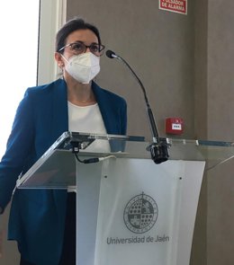 Irena Agea durante la defensa de sus tesis